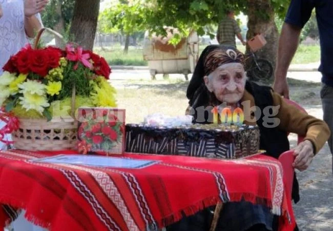Баба Въла надживява век, избягва сегашните домати, но пийва винце и ракийка