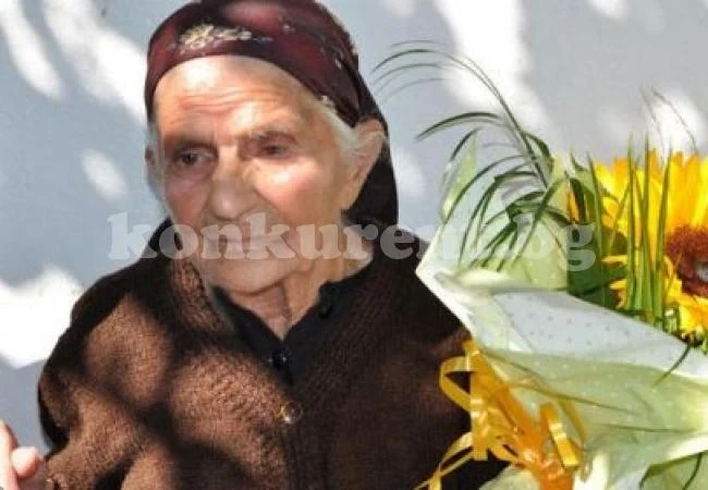 100-годишна баба: Пия кафе, ям малко и се трудя много 