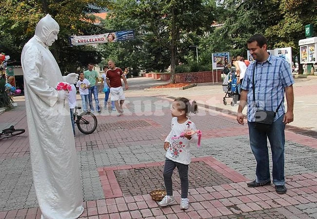 Мим събира погледите на минувачи във Враца