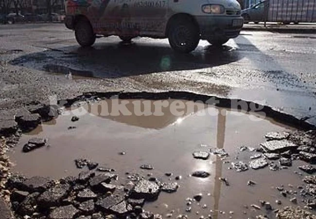 „Рено“ падна в дупка на пътя