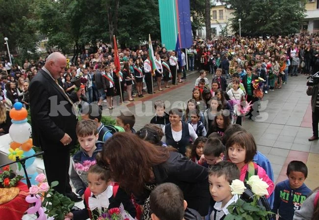 СОУ „Христо Ботев“ празнува 15 септември с повече ученици