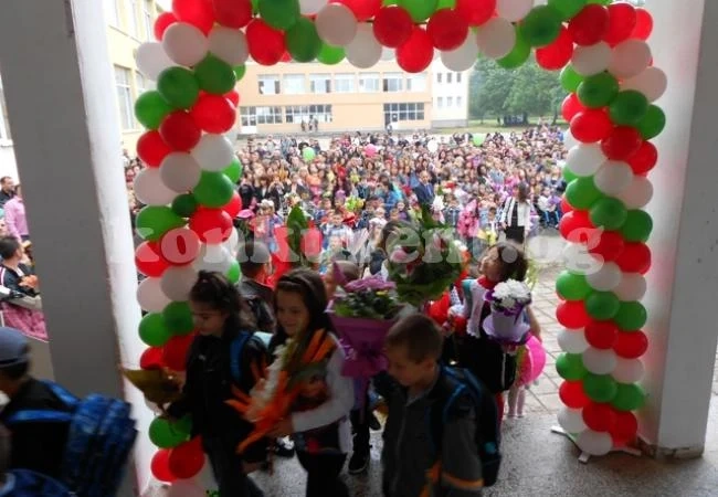 120 първолаци прекрачиха прага на СОУ „Никола Войводов“