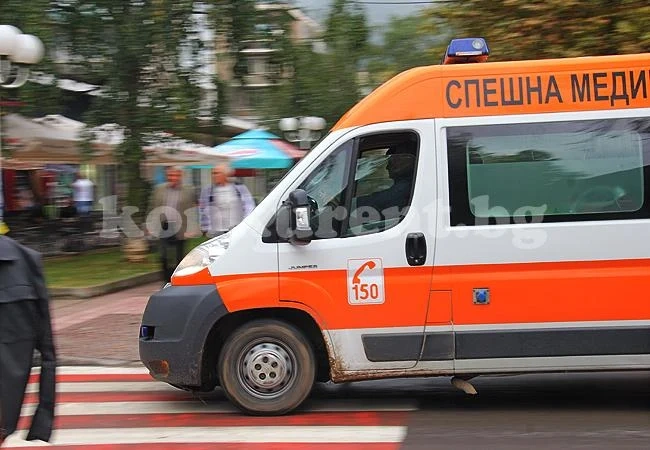 Влекач помете пешеходец в тъмното