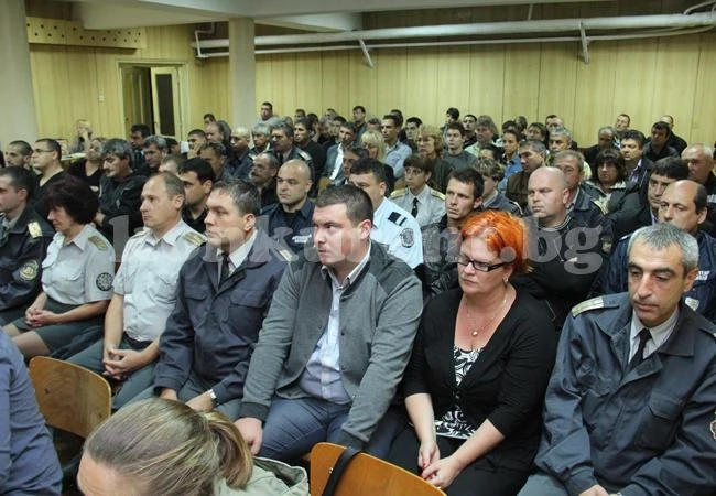 МВР награди героите, спасявали при бедствието в Мизия