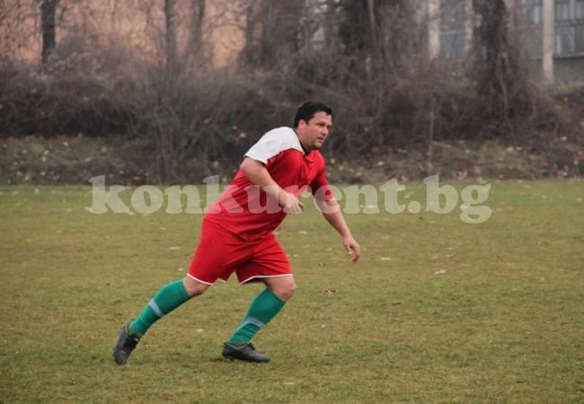 Янев, Бербатов и Гигса съживиха Околчица
