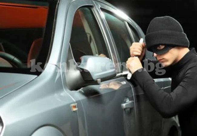 Крадец сви три въдици от лек автомобил