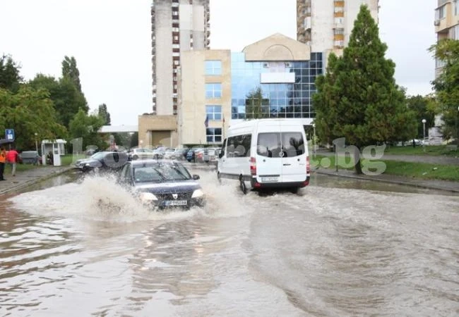 Езеро се пръкна под автогарата във Враца