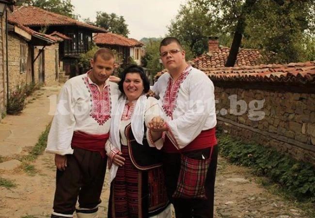 Ученици предизвикват врачани да облекат носии