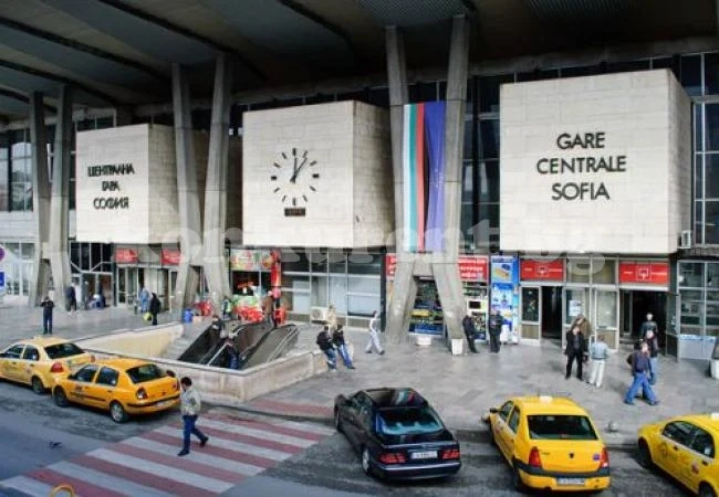 Гонят такситата от Централна гара