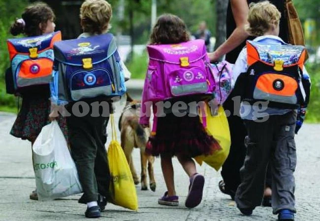 Близо 1 000 първолаци с помощи