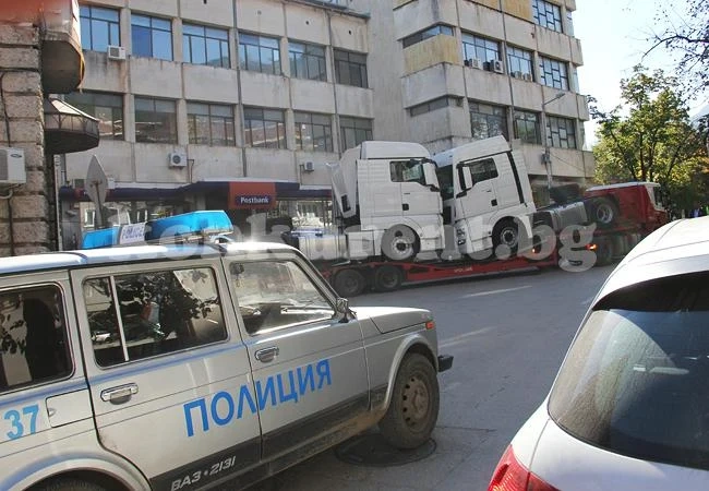 ТИР блокира центъра на Враца