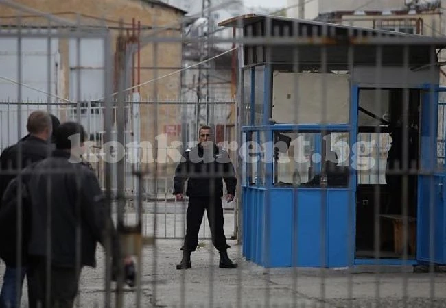 Полиция нахлу в 3 затвора, откри телефони, флашки и ножове