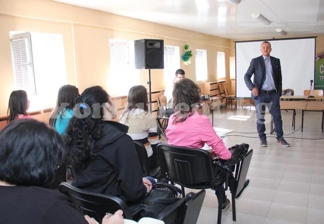 Икономистът Петър Ганев разговаря с ученици от СОУ \