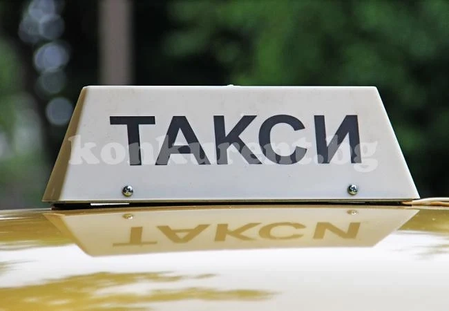 Такси се удари в бус, карат 2 момичета в болница