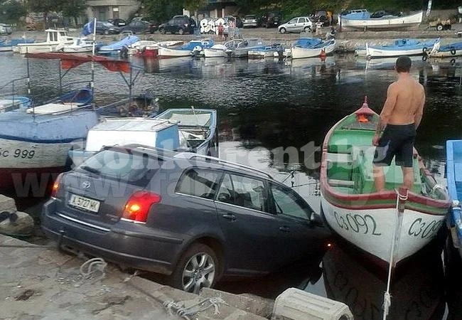 Разсеян шофьор паркира в морето