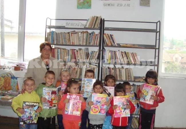 Малчугани опознаха книгите в селска библиотека