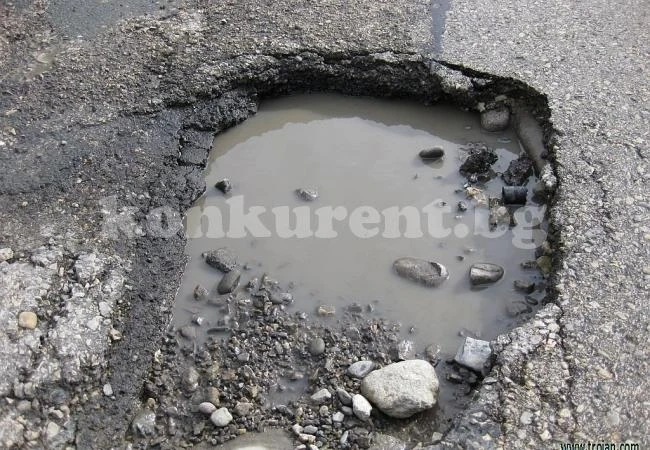 Шофьор катастрофира в дупка на пътя