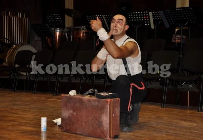 Мим от Париж пристигна във Видин