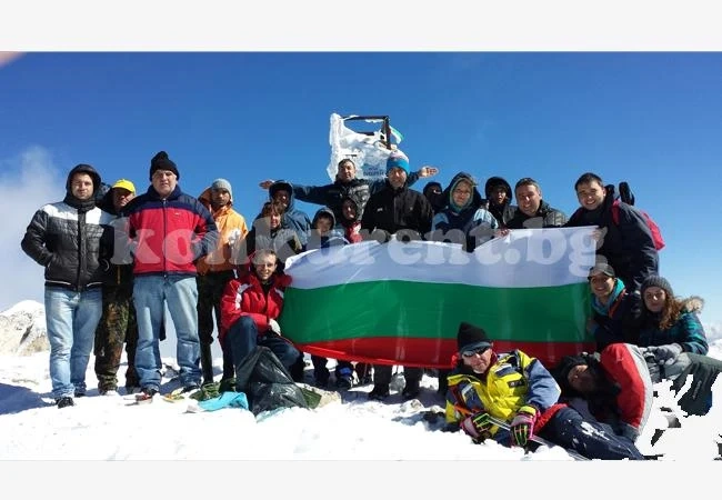 Туристи от Мездра покориха връх Вихрен