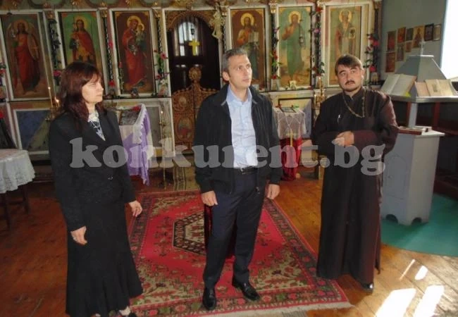 Чавдар Пейчев дари храма в Мала Кутловица