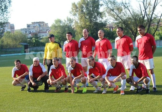 Околчица дърпа напред с класика