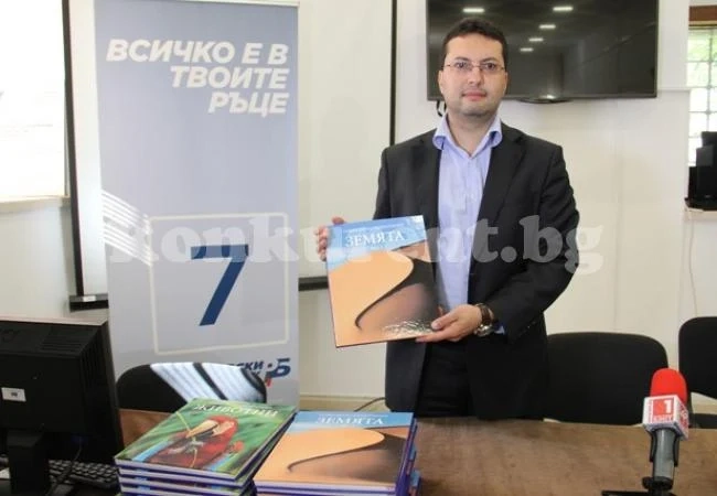 Филип Кирев подари енциклопедии на училищата от Врачанско