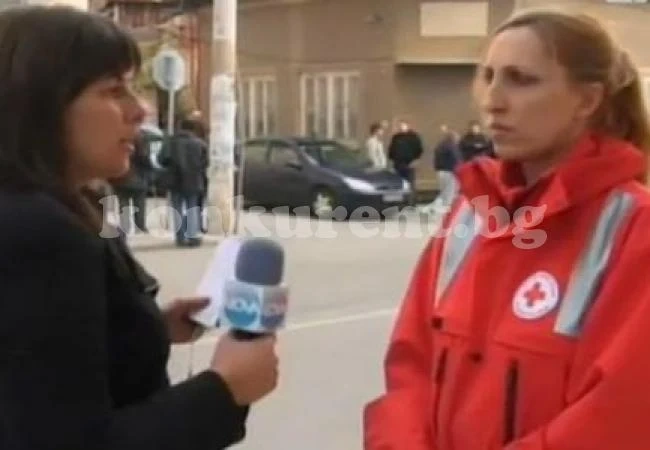 Две дъщери очакват баща си да се върне от взривената фабрика