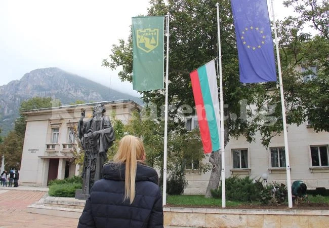 Враца свали знамената