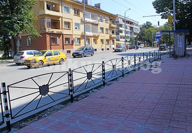 Утре спират движението по бул. „Демокрация”