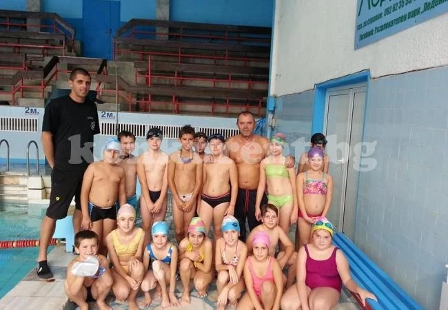 Клуб събира хлапета за безплатни уроци по плуване