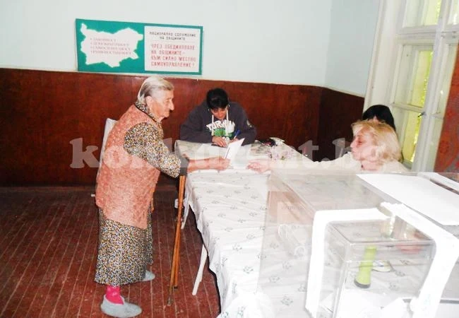 84-годишна баба гласува на рождения си ден
