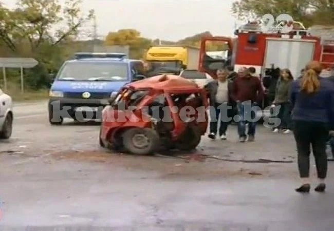 Вижте в какво се превърна една от колите след катастрофата с цистерна (СНИМКА)