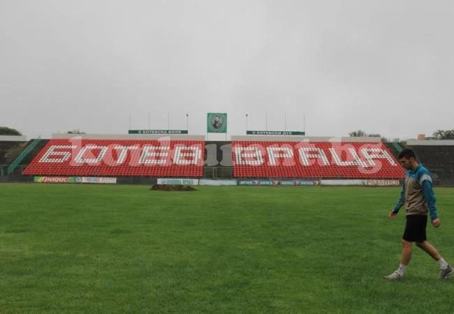 /СНИМКИ/ Вече ремонтират стадиона във Враца
