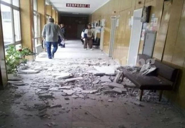 Паднал таван едва не уби пациент в поликлиника