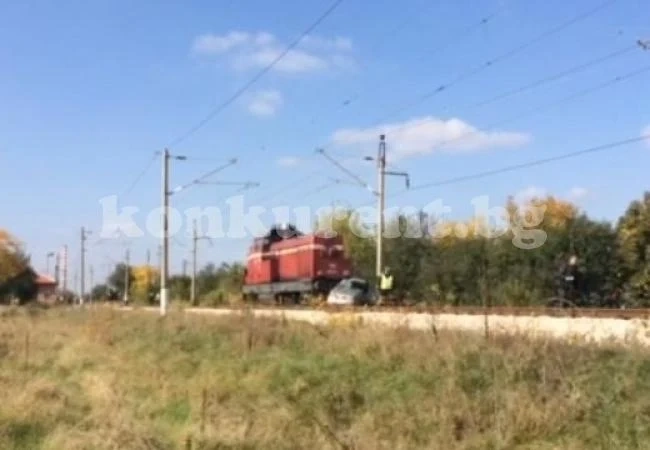 Локомотивът влачил 300 метра автомобила на прелез \