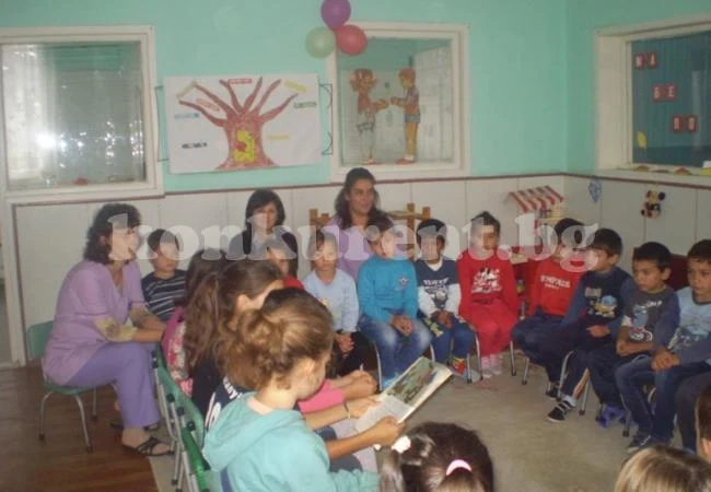 Ученици четоха на малчугани от ОДЗ „Славейче“
