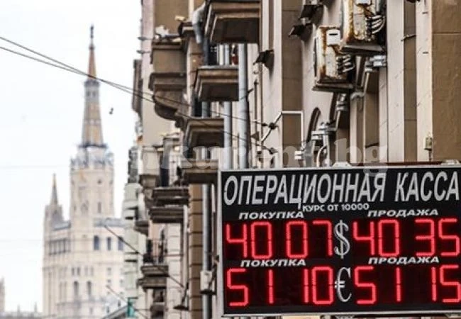 Доларите в Москва свършиха, бюрата връщат клиенти