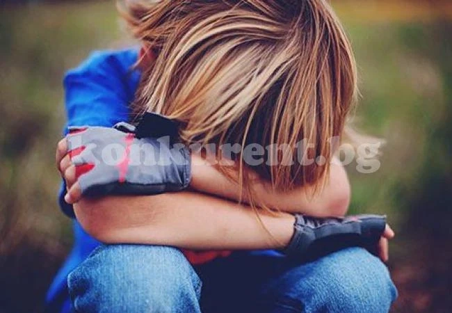 Георги и Мария си подхвърлят като топка 8-годишния Митко