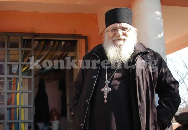 Отец Иван е в болница след катастрофа