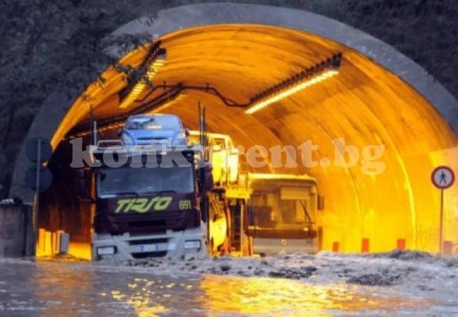 Порои удавиха Италия, две сестри загинаха в придошла река
