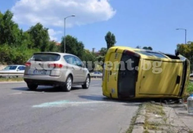 Жена и дете в болница след челен удар на пътя