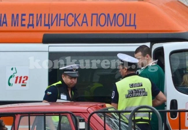 Три жени са в болница след удара на маршрутка в трамвай