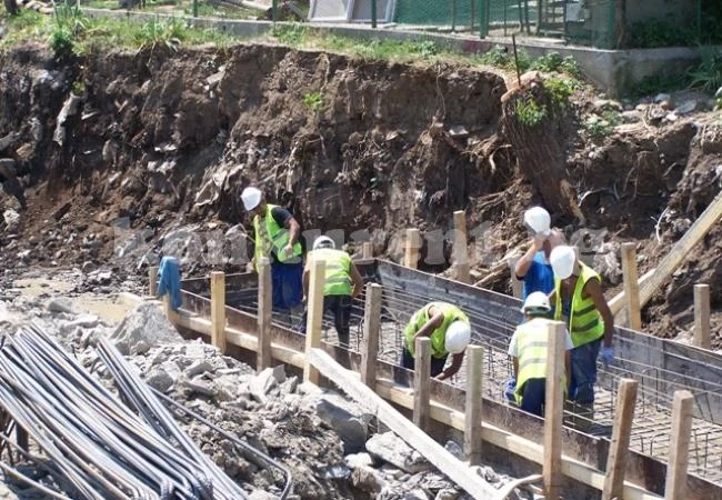 В Монтана копаят и асфалтират без почивен ден