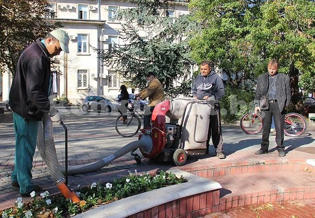 Чистят градинките със специална машина