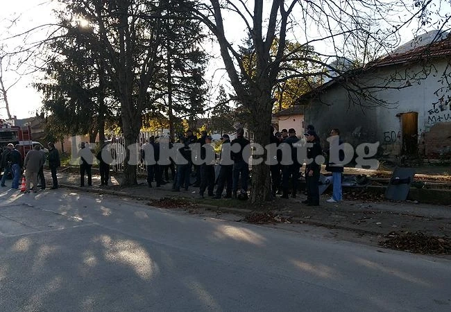 Тихо и кротко ромите напуснаха бараките