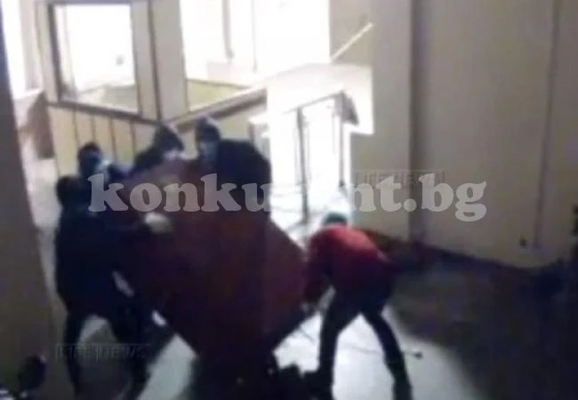 Сговорна дружина задигна банкомат пред погледа на охраната (ВИДЕО)