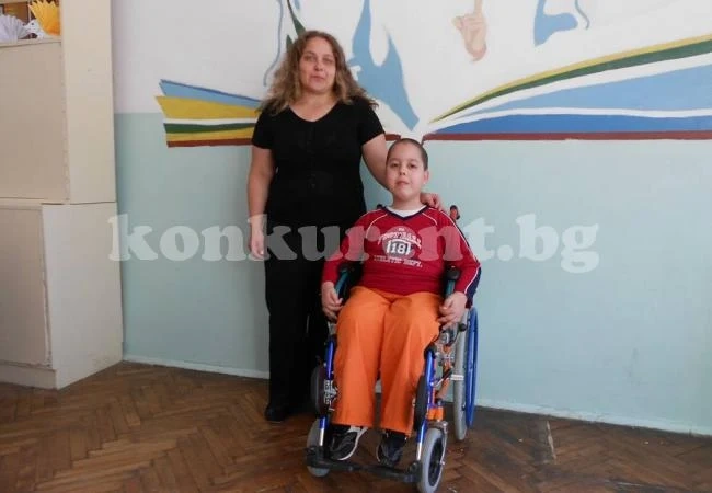 Хлапета събраха 100 кг капачки за нова количка на съученик