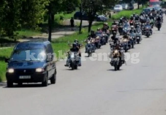 Яки мъже в черно се събраха край ковчега на Рогача