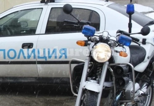 Шофьор се заби в пътен знак
