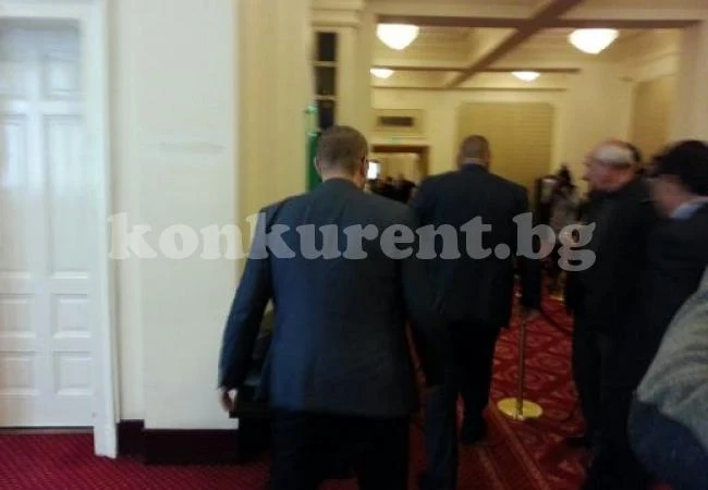 Развръзката: Бойко Борисов пристигна в парламента за лидерската среща